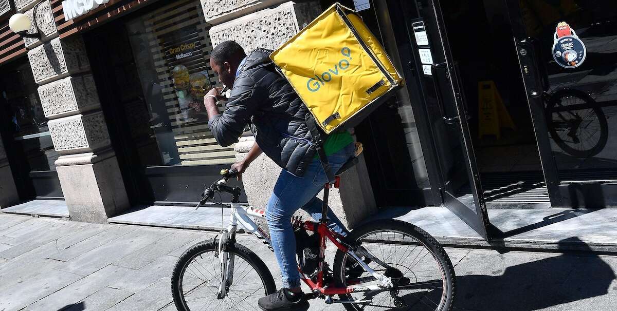 Cos’è la “Casa Rider” che aprirà a FirenzeUno spazio dove i lavoratori che fanno consegne a domicilio potranno riposarsi e ricaricare o riparare le bici, ma anche avere consulenze giuridiche e orientamento al lavoro