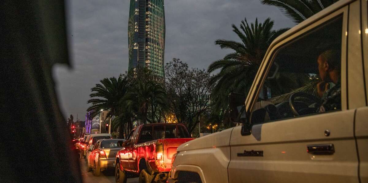 Il tentativo dell’Etiopia di passare alle auto elettriche non sta andando benissimoIl governo ha vietato l'importazione di veicoli diesel e a benzina, ma non si sa quante colonnine di ricarica ci sono e la rete elettrica è spesso soggetta a blackout