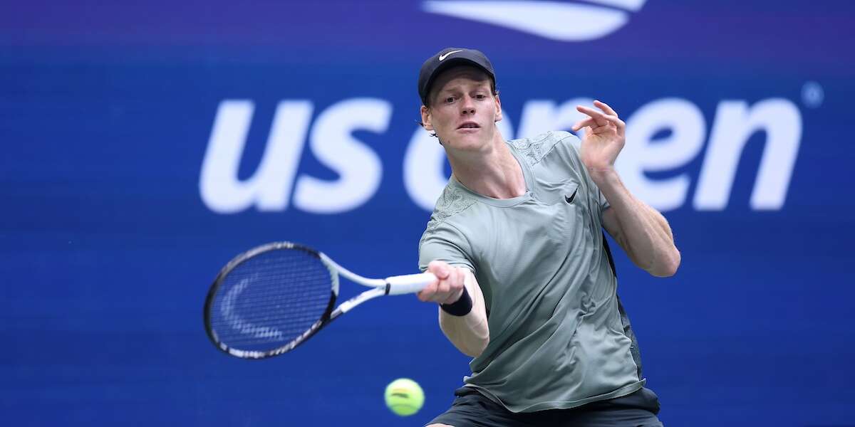 Jannik Sinner è in finale agli US OpenIl tennista italiano numero 1 del mondo ha battuto in semifinale l'inglese Jack Draper in tre set, con il punteggio di 7-5, 7-6, 6-2