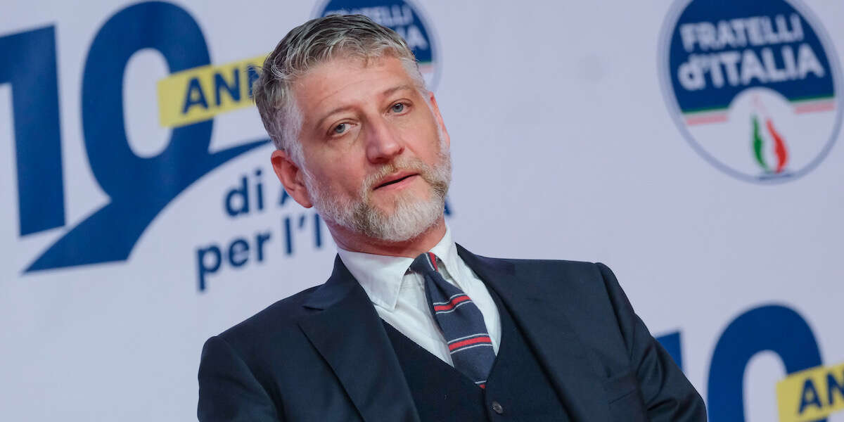 Chi è Alessandro Giuli, il nuovo ministro della CulturaGiornalista, ex condirettore del Foglio e presidente della fondazione MAXXI, ha una lunga storia di militanza giovanile nell'estrema destra romana