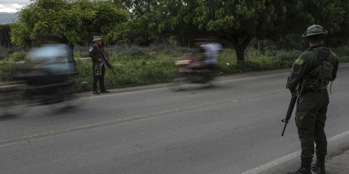 Il governo colombiano ha sospeso i colloqui di pace con l’ELN, uno dei più grossi gruppi armati ancora attivi nel paese