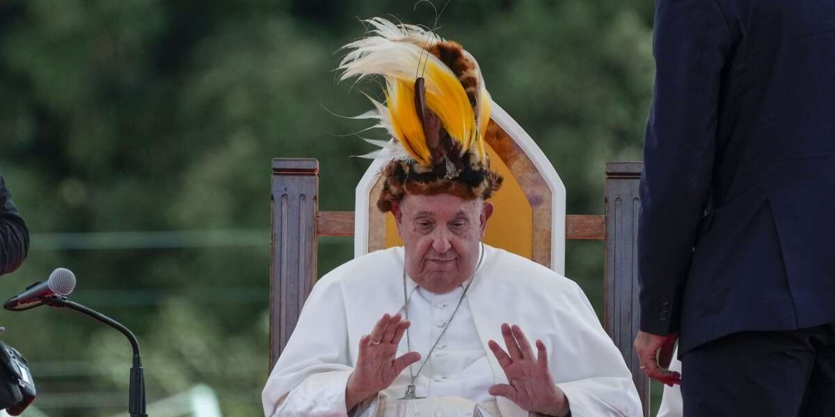 Per fare il papa bisogna essere disposti a indossare molti cappelliNon solo mitre e papaline, ma anche copricapi piumati, sombreri e tutti quelli che si ricevono in dono nei vari viaggi