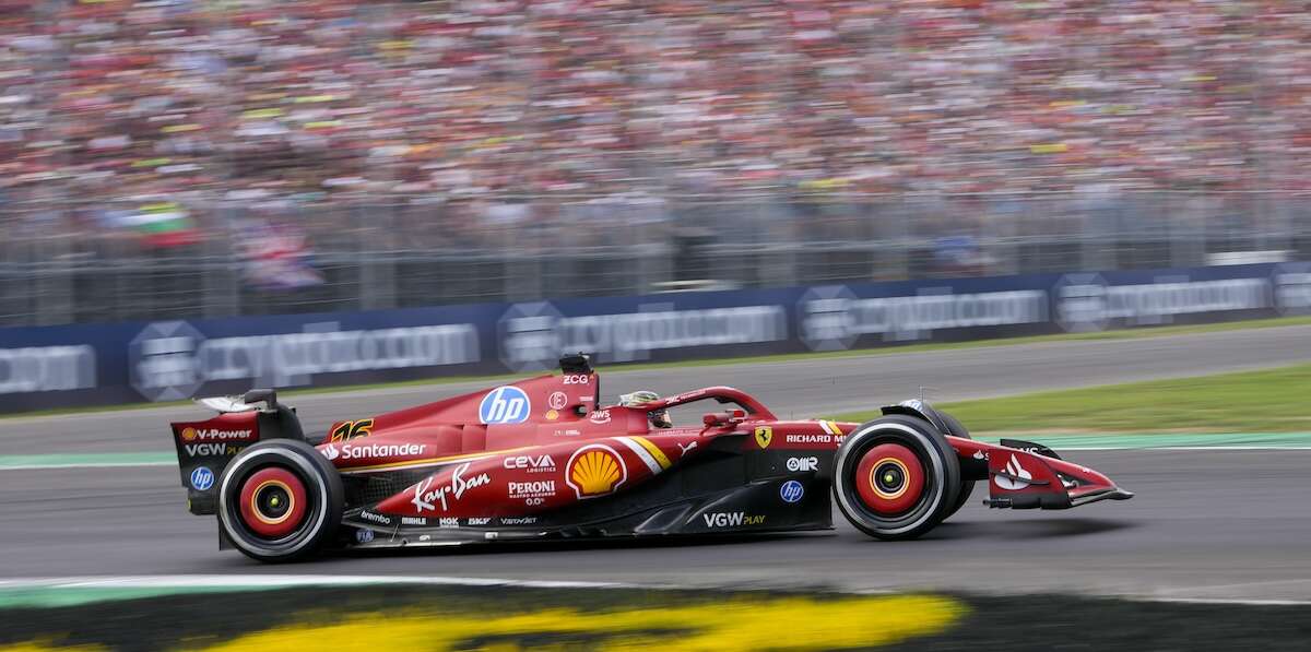 Charles Leclerc ha vinto il Gran Premio di Monza di Formula 1Il pilota della Ferrari ci è riuscito con una strategia molto azzardata, decidendo di non fermarsi ai box e superando Oscar Piastri a 13 giri dalla fine