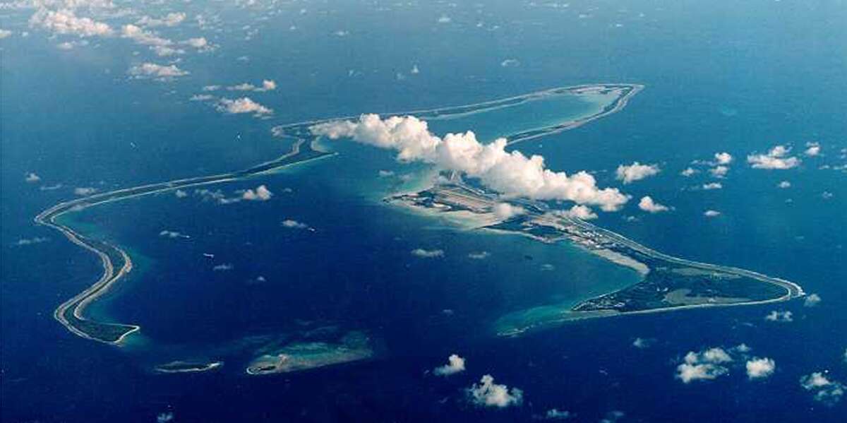 L’atollo nell’oceano Indiano in cui quasi nessuno può entrareIl Diego Garcia è considerato uno dei posti più segreti al mondo e ospita una base militare statunitense su cui girano da sempre molte storie: una giornalista della BBC ci è andata di recente