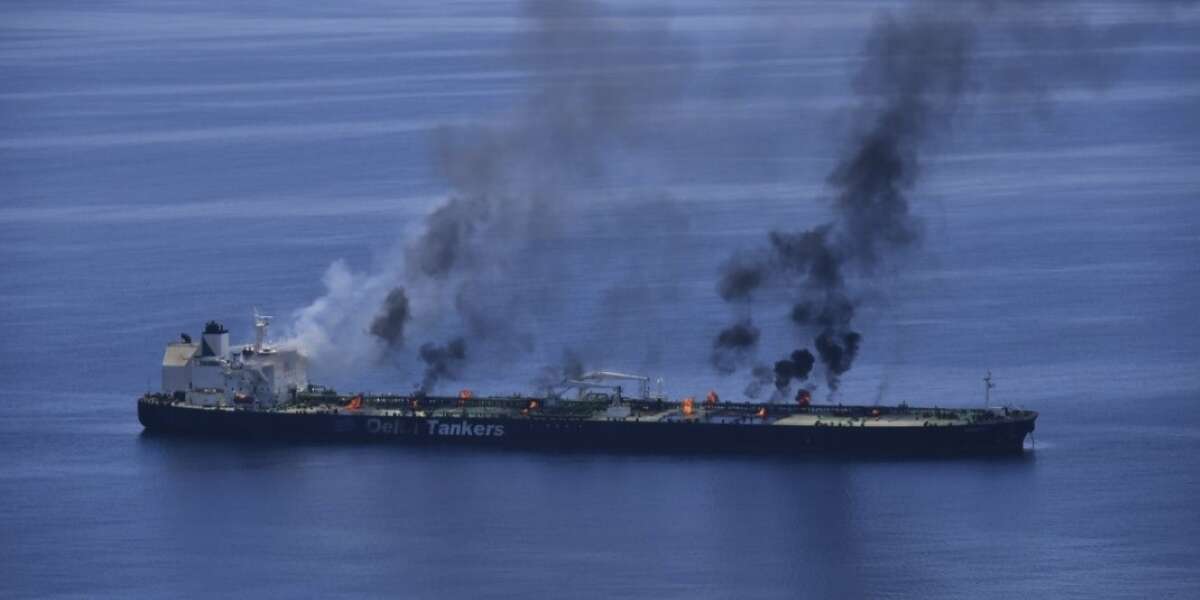 La petroliera in fiamme da due settimane nel mar RossoÈ stata attaccata il 21 agosto dagli Houthi e poi abbandonata: potrebbe diventare un grosso problema ambientale