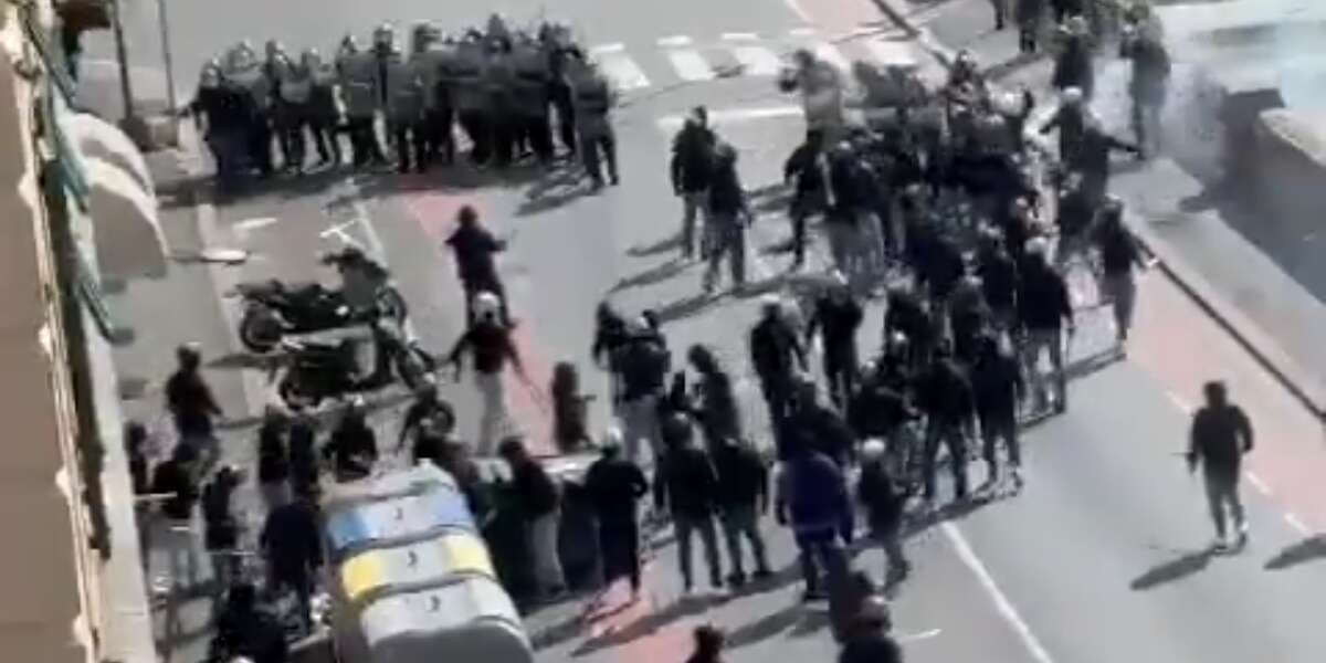 A Genova ci sono stati scontri tra ultras del Genoa e della Sampdoria, che stasera giocheranno l’una contro l’altra in Coppa Italia