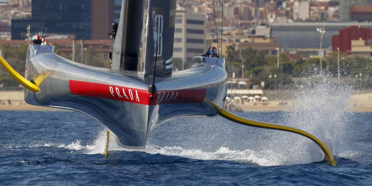 L’Italia ha cominciato bene le semifinali di Louis Vuitton CupLuna Rossa ha vinto la prima regata contro American Magic: l'obiettivo è arrivare alla Coppa America e sfidare Team New Zealand, contro cui aveva perso nel 2021