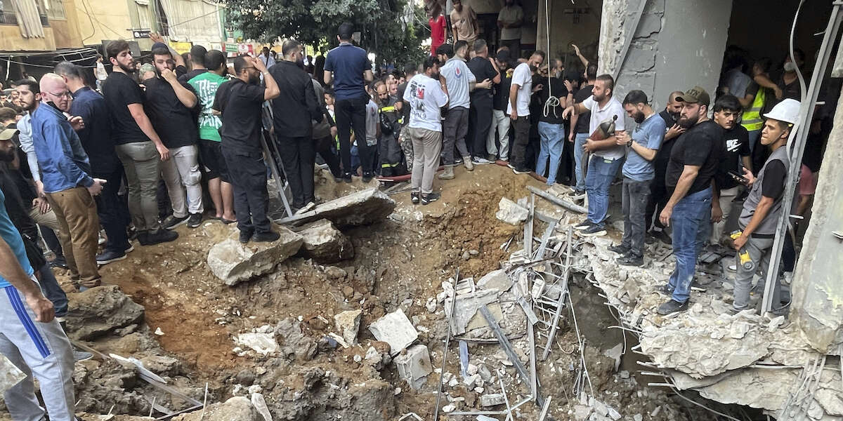 Il bombardamento israeliano in una zona residenziale di BeirutL'attacco ha colpito un palazzo nella capitale libanese: le persone uccise sono almeno trentuno, tra cui un importante leader militare di Hezbollah