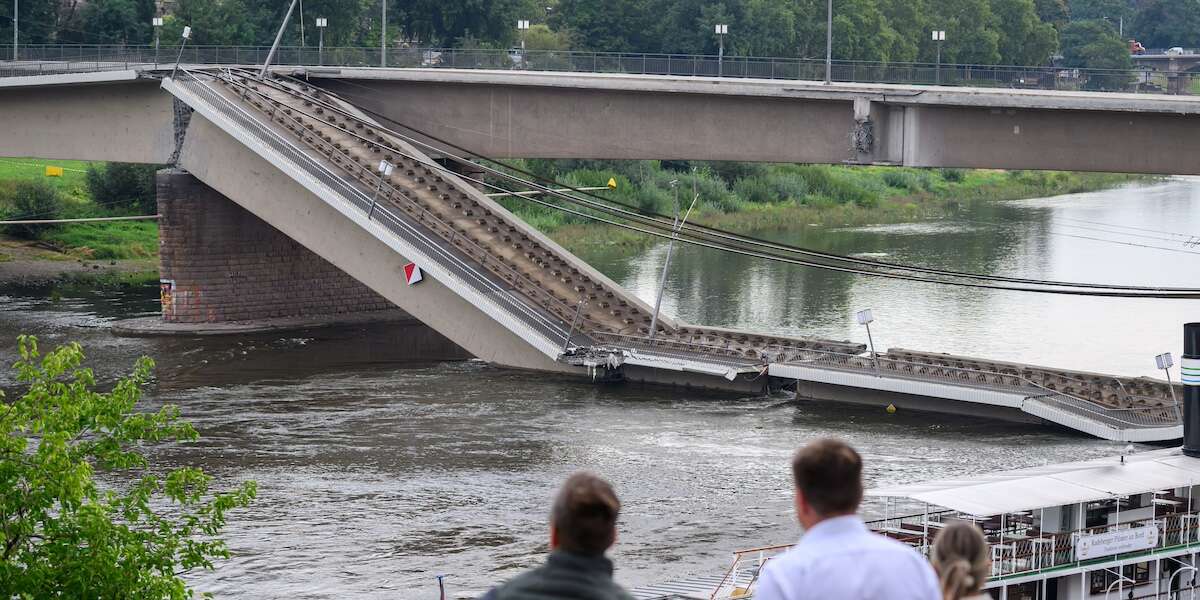 A Dresda, in Germania, è crollata una parte del ponte Carola, uno dei principali della città