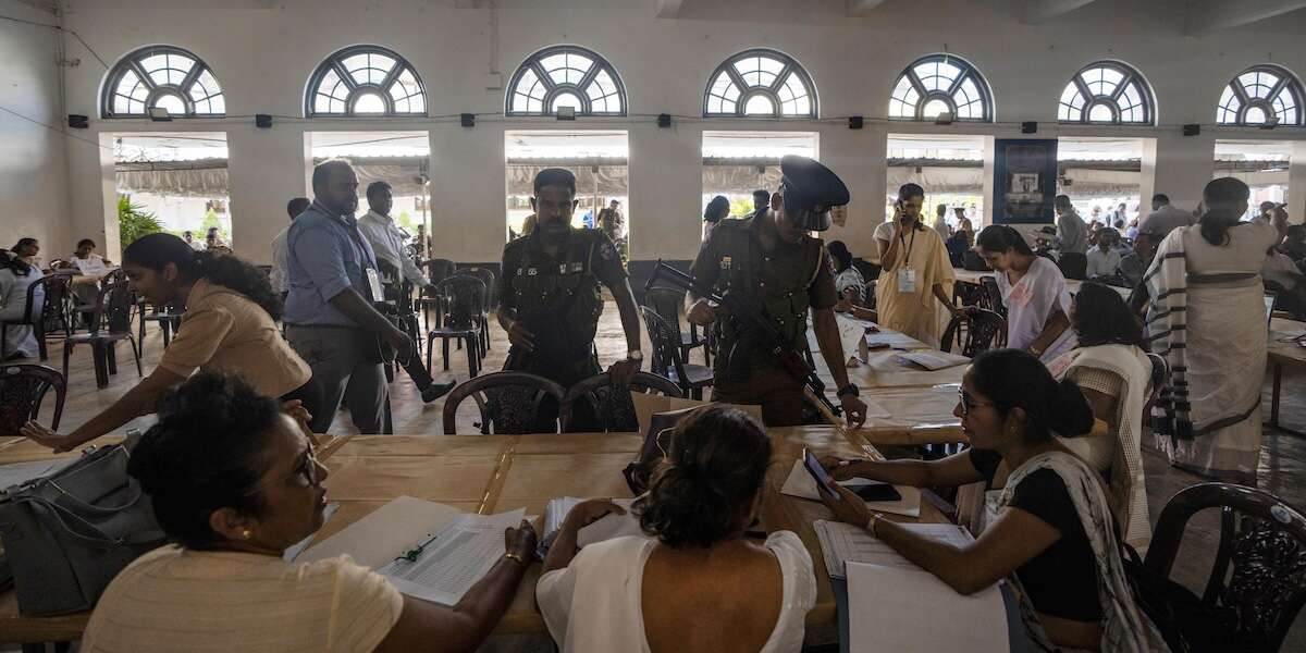 Alle elezioni presidenziali in Sri Lanka ci sarà uno storico riconteggioPer la prima volta non è stato eletto un presidente al primo turno, ma non c'è ballottaggio: bisognerà guardare le seconde e le terze preferenze sulle schede