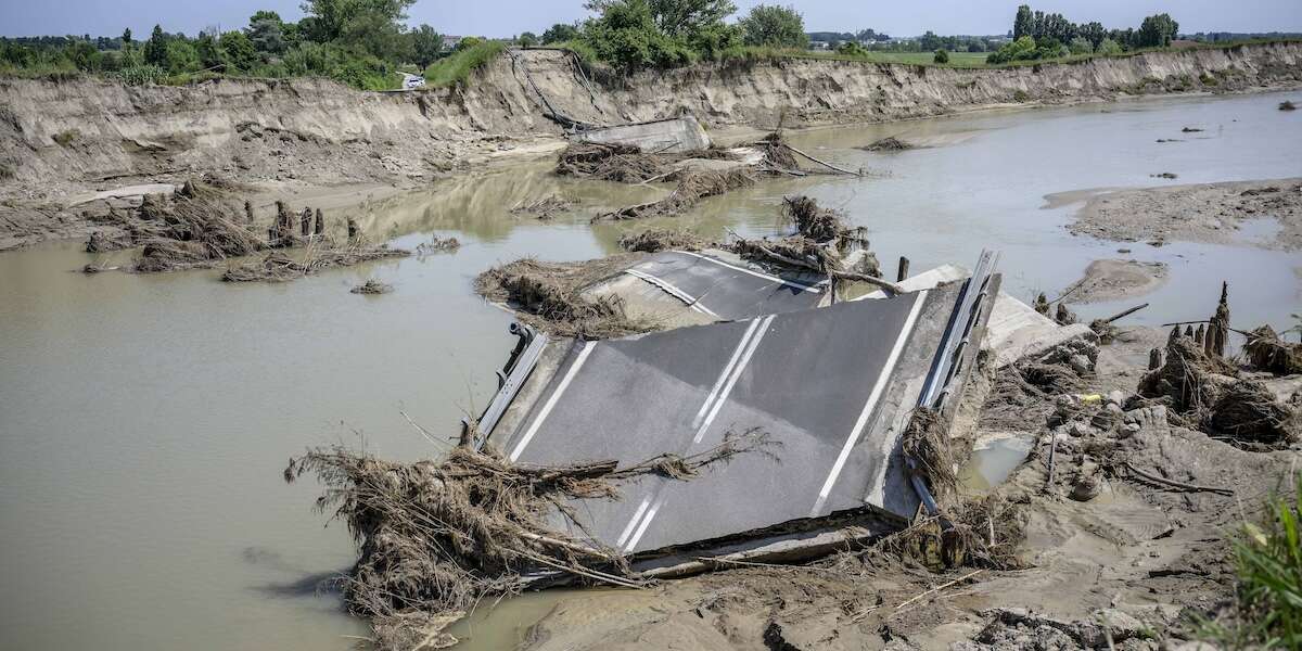 Il disastro dell’alluvione in Emilia-Romagna si poteva prevedere?Se lo chiedono le procure di Ravenna e Forlì, che hanno commissionato una perizia per capire se si sarebbero potuti evitare la morte di 17 persone e i danni per circa 10 miliardi di euro