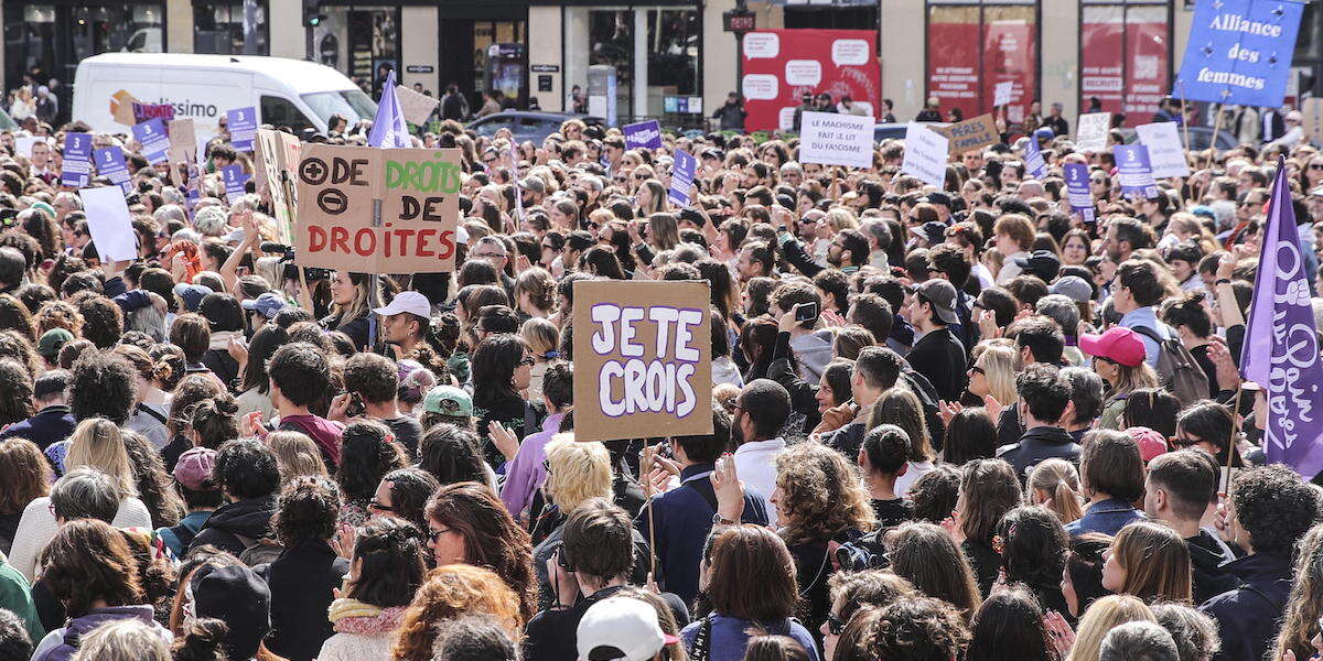 Le foto delle manifestazioni femministe in FranciaMigliaia di persone si sono radunate per esprimere solidarietà a Gisèle Pelicot, e ribadire l'importanza di un cambiamento culturale per evitare che altre subiscano quello che ha subito lei