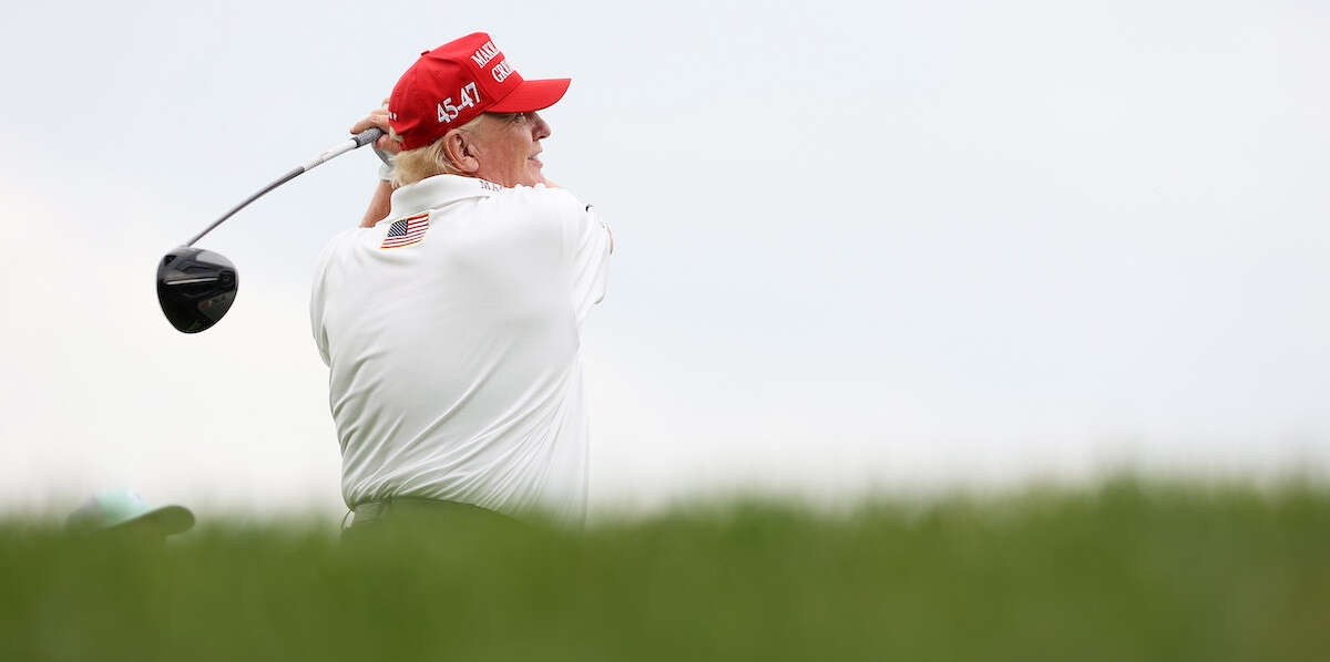 La passione di Donald Trump per il golf è un problema per il Secret ServicePer l'agenzia che si occupa della sicurezza di presidenti ed ex presidenti non è facile controllare gli ampi spazi aperti e il cart su cui si sposta, che non ha protezioni particolari