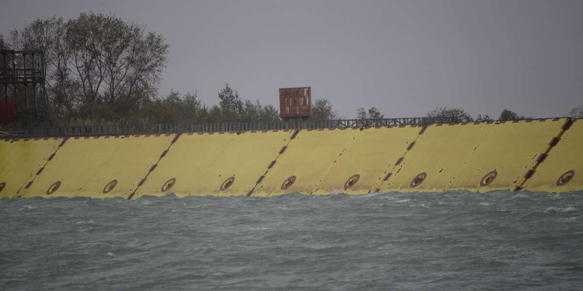 Il Mose si alzerà più spessoLe paratoie che proteggono il centro di Venezia dall'acqua alta entreranno in funzione quando la marea sarà oltre 110 centimetri, e non più oltre i 120