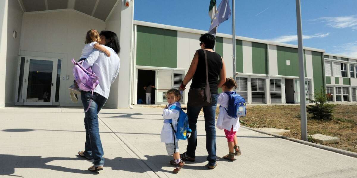 All’Aquila inizia il sedicesimo anno scolastico nei prefabbricati provvisoriLa costruzione delle nuove scuole dopo il terremoto del 2009 sta andando ancora a rilento e in molti casi non è nemmeno iniziata