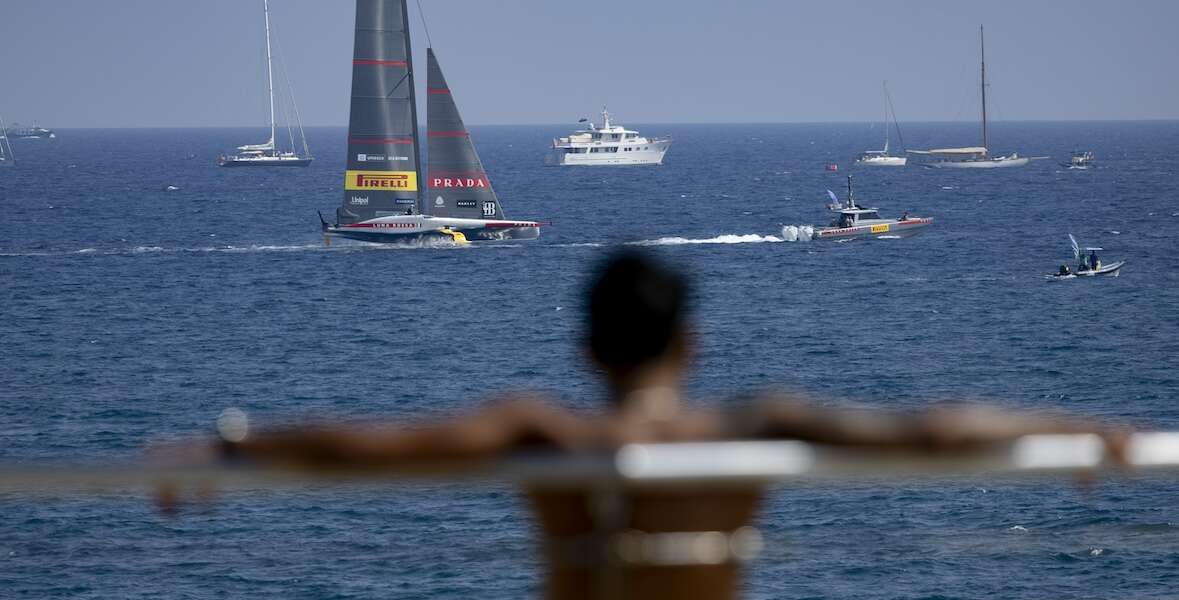 Luna Rossa nella Coppa America è veloce e fotogenicaA metà della fase a gironi ha vinto tutte le quattro regate a Barcellona, e ha l'ambizione di tornare a competere con Team New Zeland, vincitore nel 2021