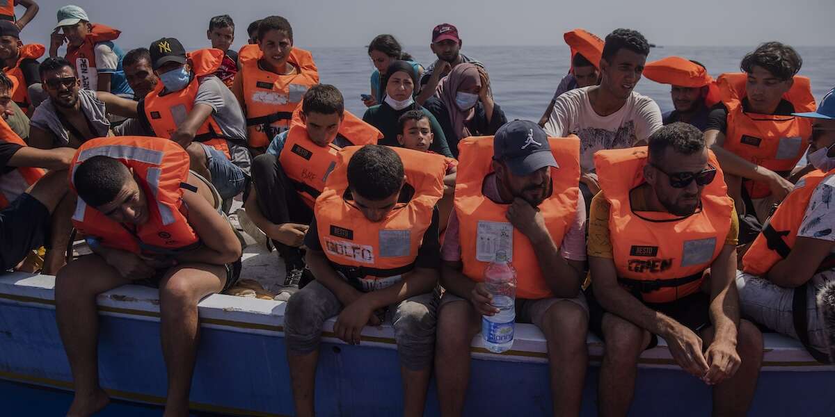 Almeno 12 persone migranti sono morte nel naufragio di un’imbarcazione al largo della Tunisia