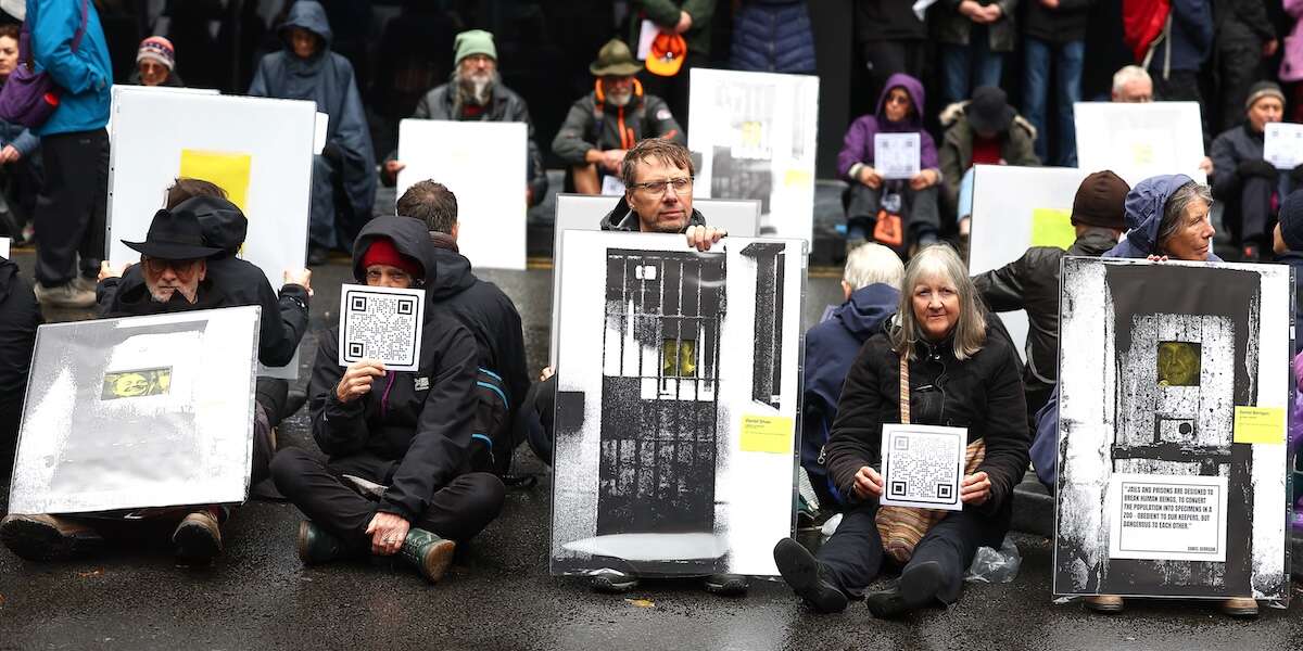 A Londra tre attivisti per il clima hanno tirato una zuppa sui “Girasoli” di Van Gogh dopo la condanna di due loro compagne che avevano fatto lo stesso