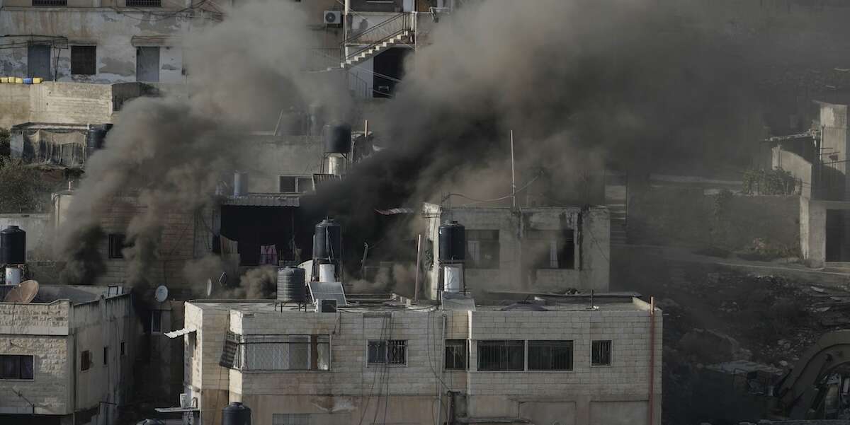 Tre soldati israeliani sono stati filmati mentre gettavano dei corpi apparentemente senza vita da un edificio in Cisgiordania