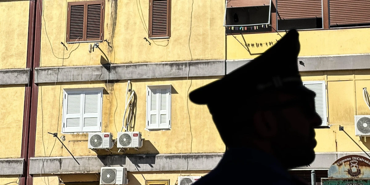 Perché le operazioni di polizia si fanno quasi sempre all’alba?