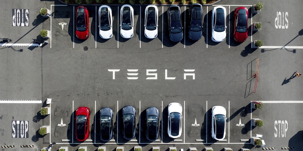 Negli Stati Uniti più di due milioni di automobili Tesla saranno aggiornati per rimediare a una falla nel sistema di guida semiautonoma