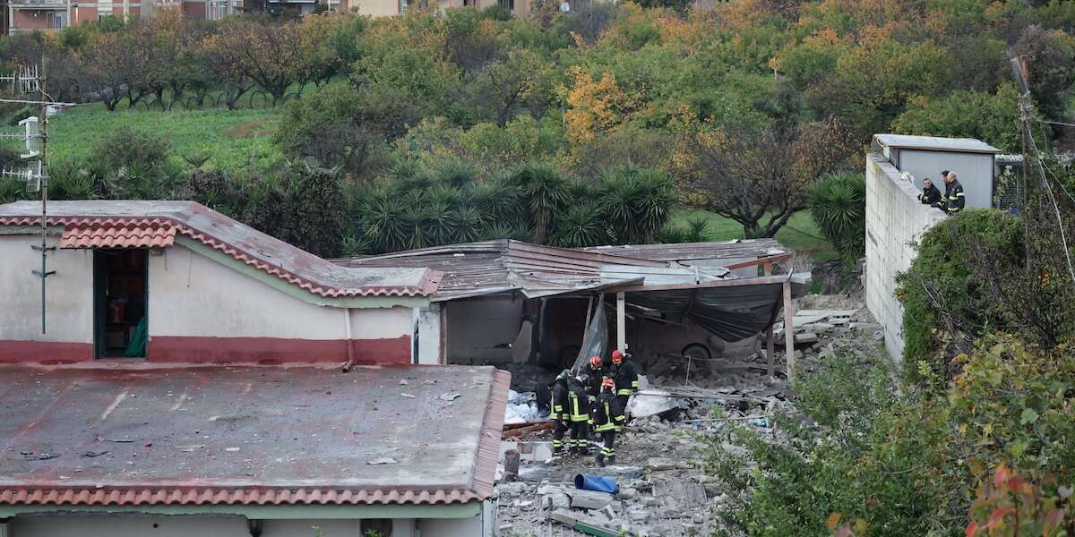 È stato fermato e portato in carcere il proprietario del deposito di Ercolano dove sono morte tre persone per un’esplosione