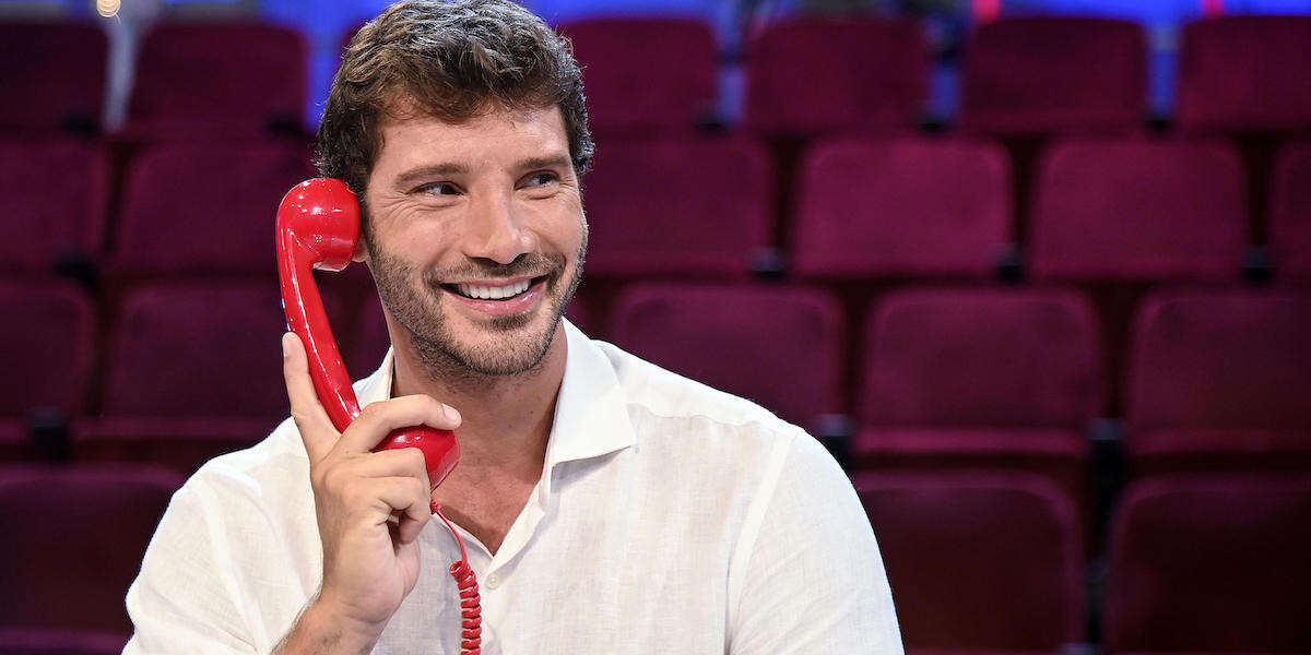 Stefano De Martino, un nuovo vecchio presentatore RaiConduce il programma più visto della tv e si parla di lui come del prossimo conduttore di Sanremo, perché è giovane ma ha un approccio molto tradizionale