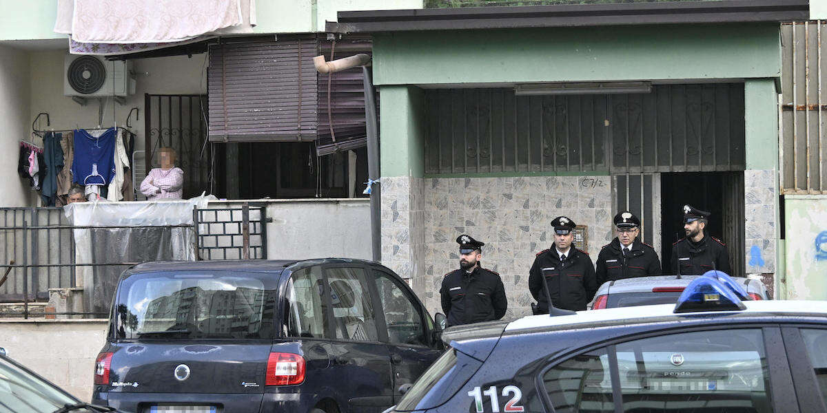 Sono iniziati gli sgomberi al Parco Verde di CaivanoCinquecento agenti hanno messo i sigilli a 36 case in cui vivevano 132 persone, che non si sa ancora dove andranno