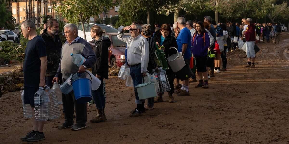 A Paiporta si fanno lunghe file per l’acqua potabileNella città isolata dall'alluvione nel sud della Spagna è complicato trovare da bere e da mangiare, e c'è chi è andato a Valencia a piedi per riuscirci