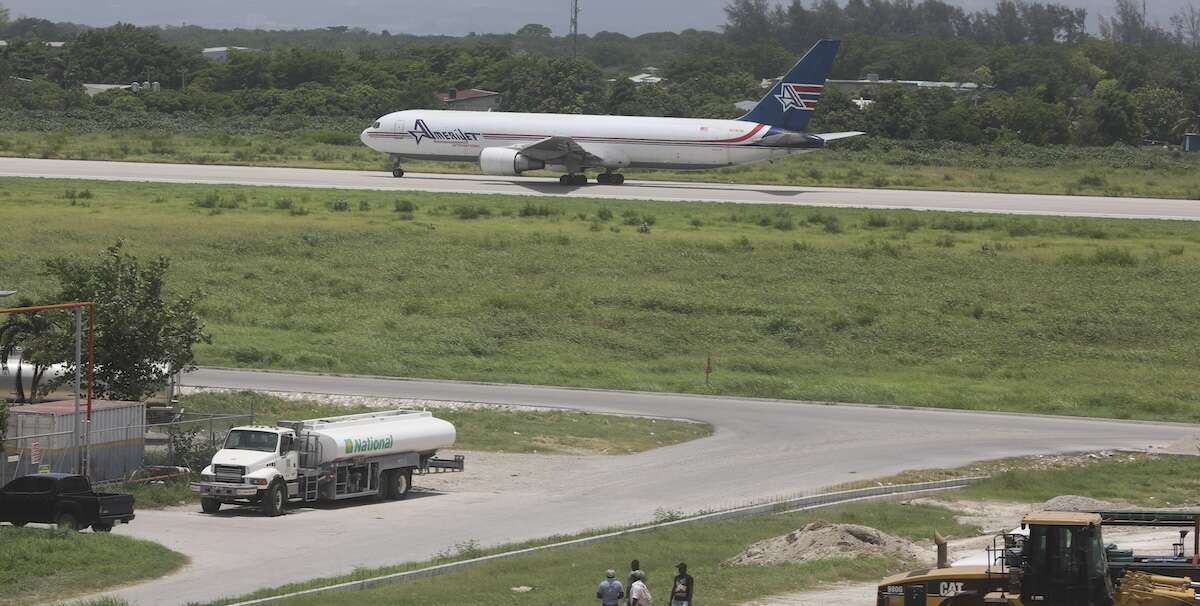 L’aeroporto della capitale di Haiti è stato chiuso dopo che un aereo di linea statunitense è stato colpito da alcuni spari