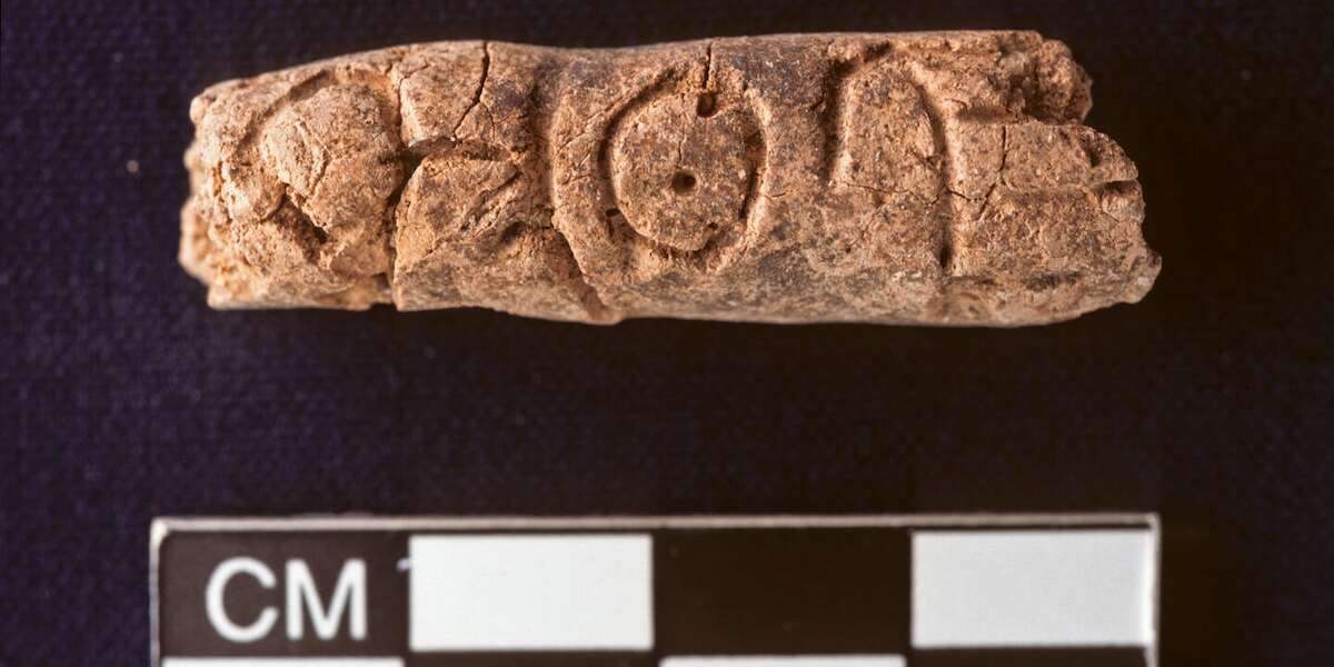 Questo è un alfabeto?Se così fosse sarebbe il più antico che conosciamo, inciso su alcune tavolette in argilla del 2400 a.C. ritrovate in Siria