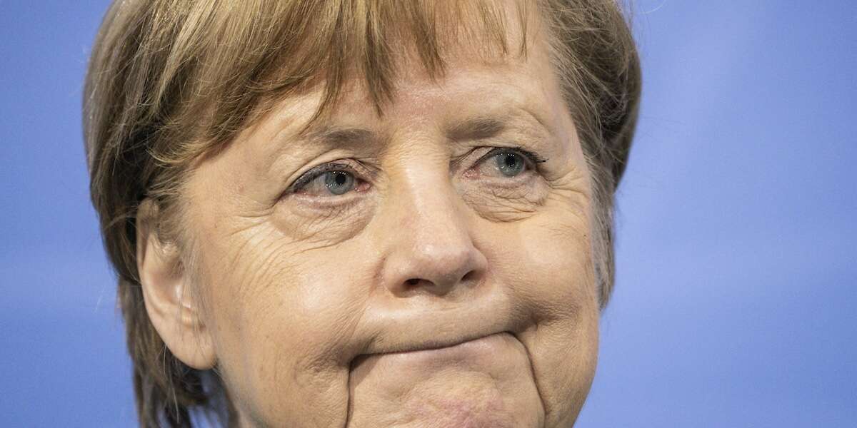 Angela Merkel dice di aver sbagliato a prendere Trump per uno «normale»Nella sua autobiografia l'ex cancelliera tedesca parla del momento imbarazzante in cui il presidente degli Stati Uniti non le strinse la mano di fronte ai fotografi