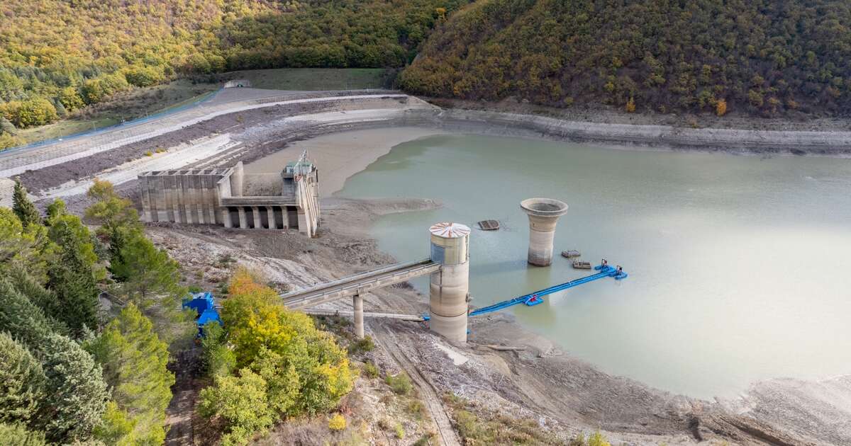 In un pezzo di Basilicata hanno gli ultimi giorni di acqua correnteIl lago Camastra si è prosciugato provocando una crisi idrica per 140mila persone, in una regione che in realtà di sorgenti ne avrebbe