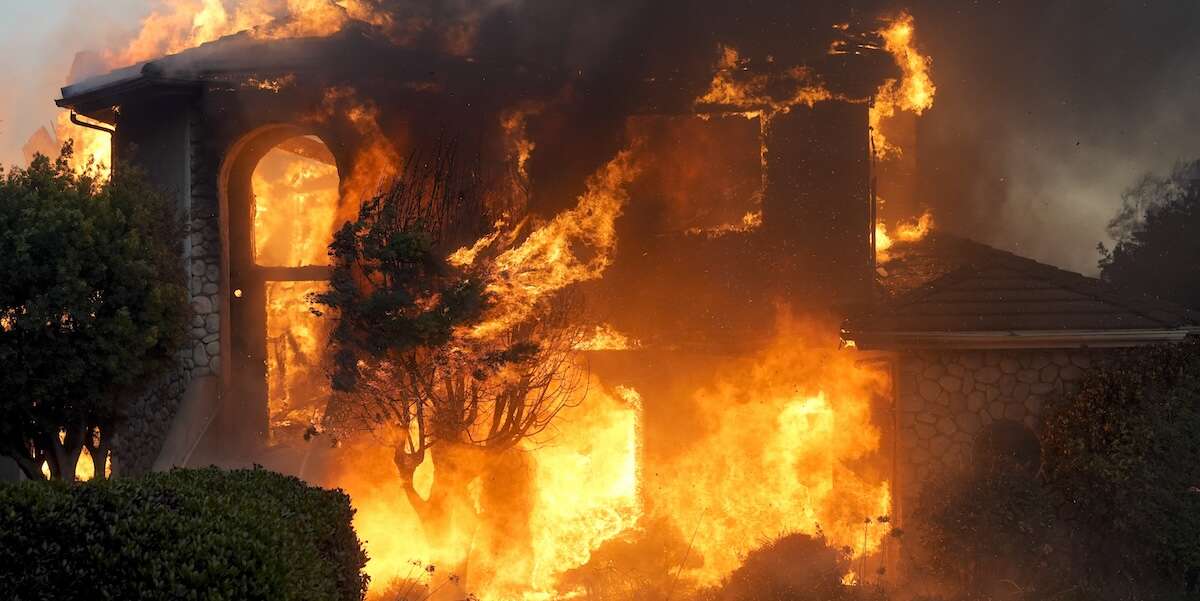 Nel sud della California più di 10mila persone sono state evacuate a causa di un incendio