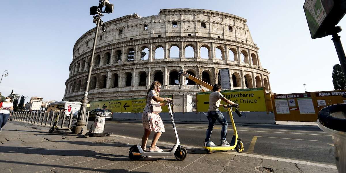 Che fine faranno i monopattini a noleggio, con l’obbligo del casco?Le aziende dicono che per via dei furti sarà troppo costoso rispettare la riforma del codice della strada, e per questo potrebbero lasciare l’Italia