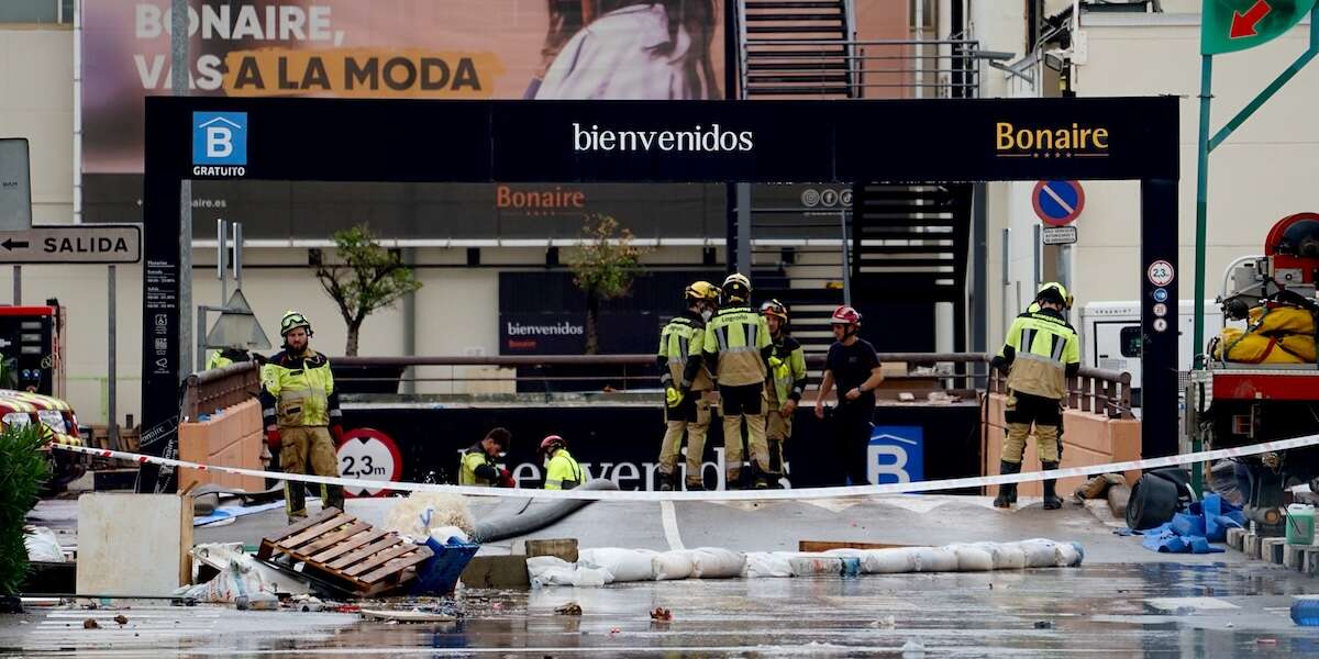 Nel parcheggio del centro commerciale di Aldaia allagato dall’alluvione in Spagna non c’erano cadaveri