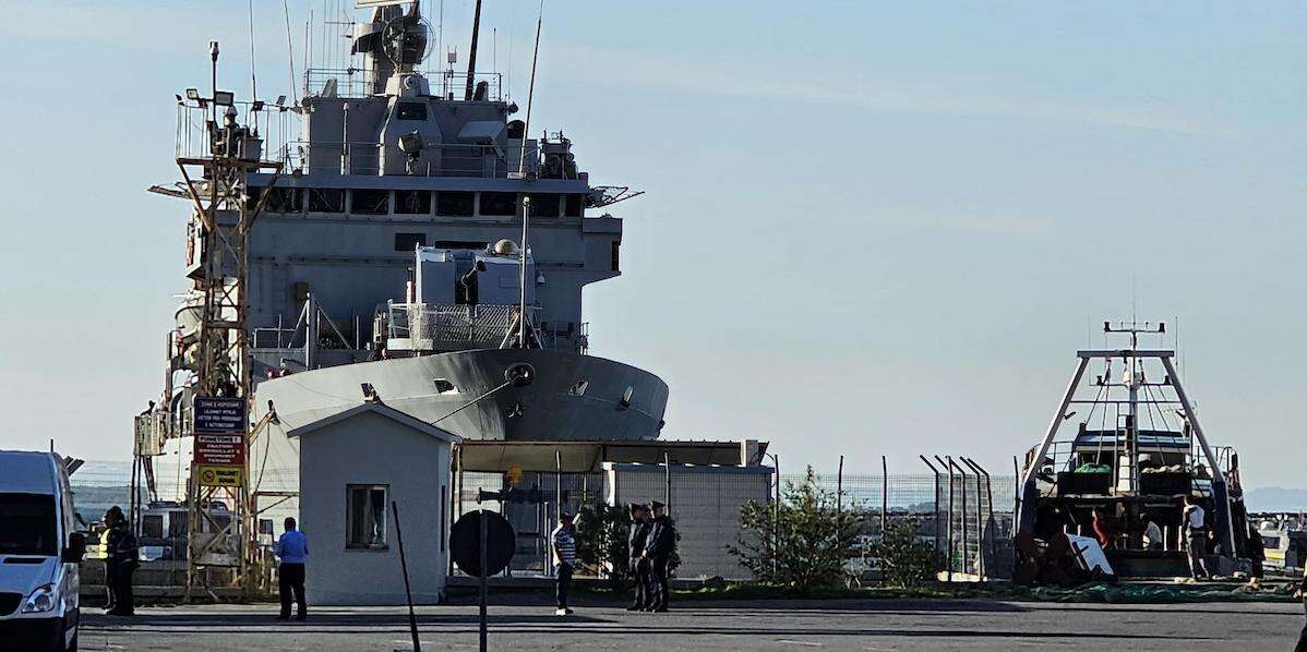 Sono riprese le operazioni della nave Libra verso l’AlbaniaSulla nave della Marina militare italiana è stato trasferito un gruppo di persone che nelle prossime ore dovrebbe essere portato nei due centri di Shengjin e Gjader, ma non è chiaro come andrà viste le ultime sentenze