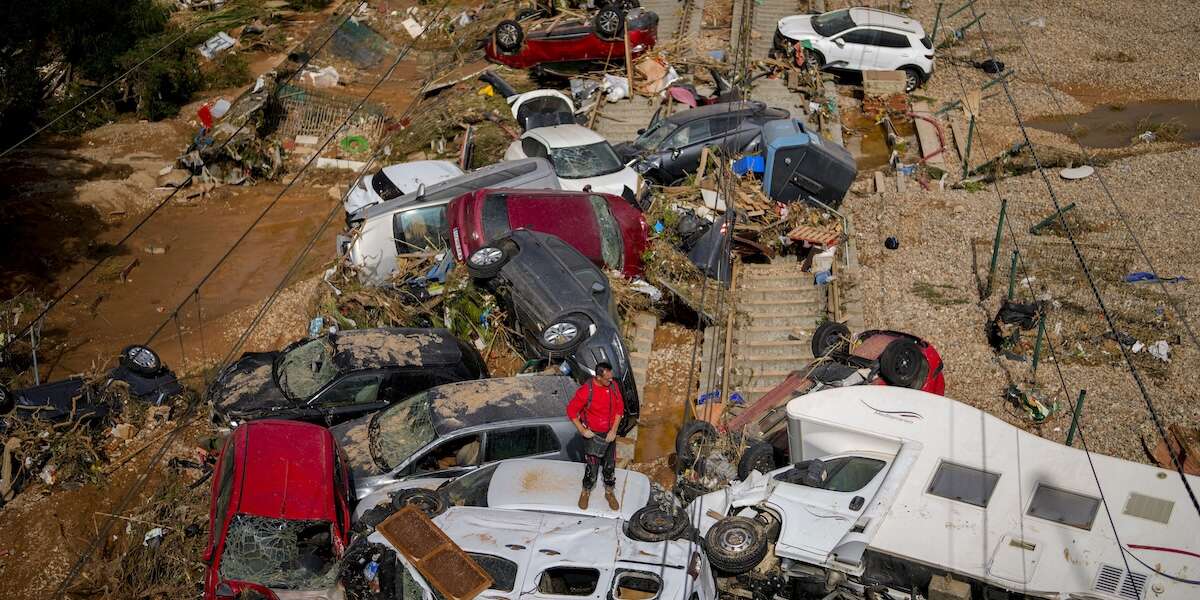 Le persone morte nelle alluvioni in Spagna sono più di 200Molte zone sono ancora allagate o ricoperte di fango, e i soccorsi stanno procedendo a rilento