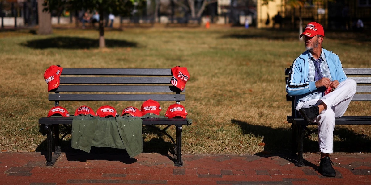 I cappellini MAGA ora si vedono perfino a New YorkSono un simbolo del trumpismo e nei contesti più urbani sono una specie di tabù, ma secondo il Washington Post qualcosa sta cambiando