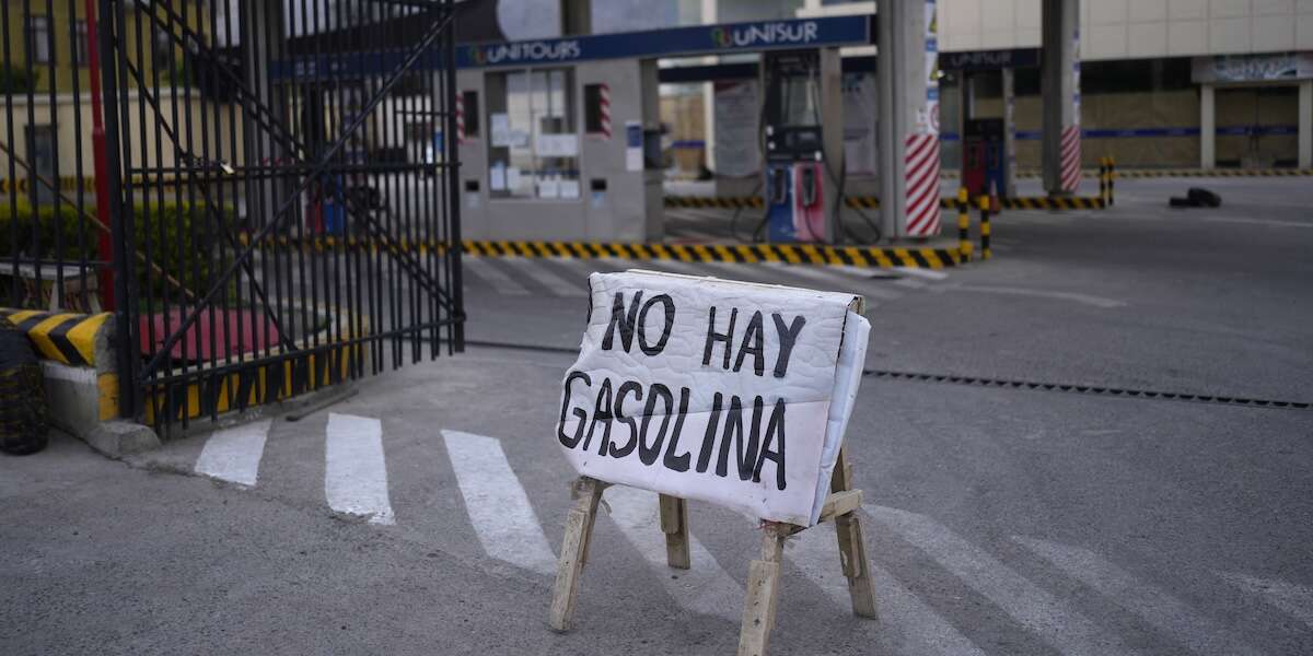 In Bolivia le macchine non circolano piùManca il carburante, e quello che c'è costa tantissimo, a causa di una crisi che arriva da molto lontano