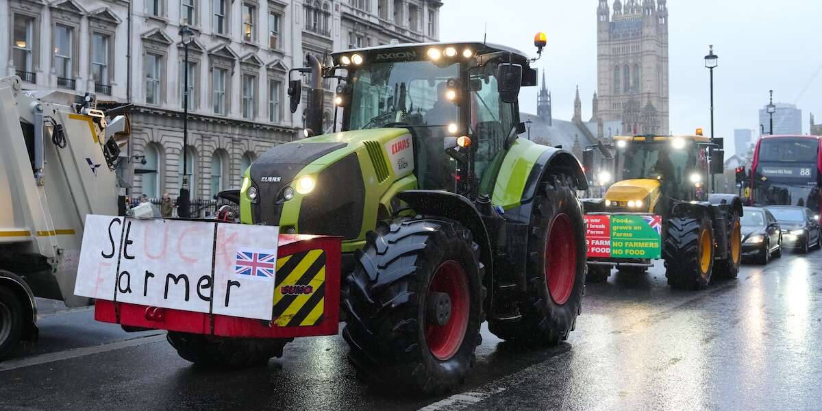 Gli agricoltori contro il governo britannicoProtestano contro un'imposta di successione su proprietà che valgono milioni di sterline, guidati da un famoso presentatore TV