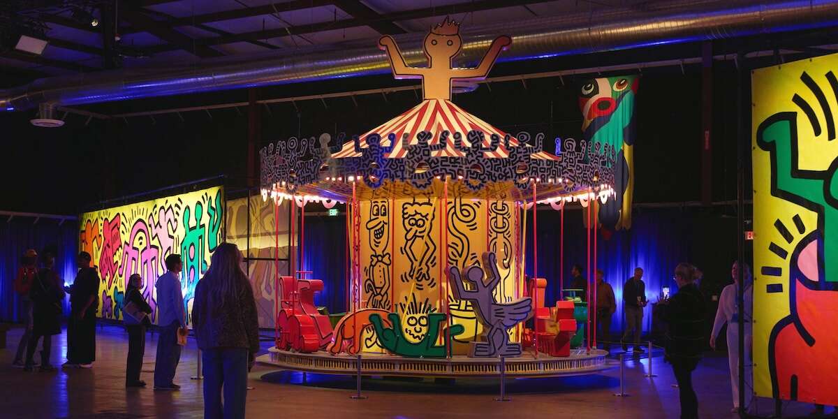 C’è stato un luna park con le opere di Keith Haring e BasquiatAprì nel 1987 ad Amburgo ma durò poco, e oggi è stato riallestito in una mostra a New York con l'aiuto di Drake