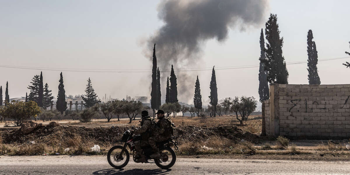 Gruppi armati siriani nemici di Assad stanno per entrare ad AleppoMuovendosi con una velocità sorprendente, dopo quattro anni in cui la situazione era rimasta praticamente immobile