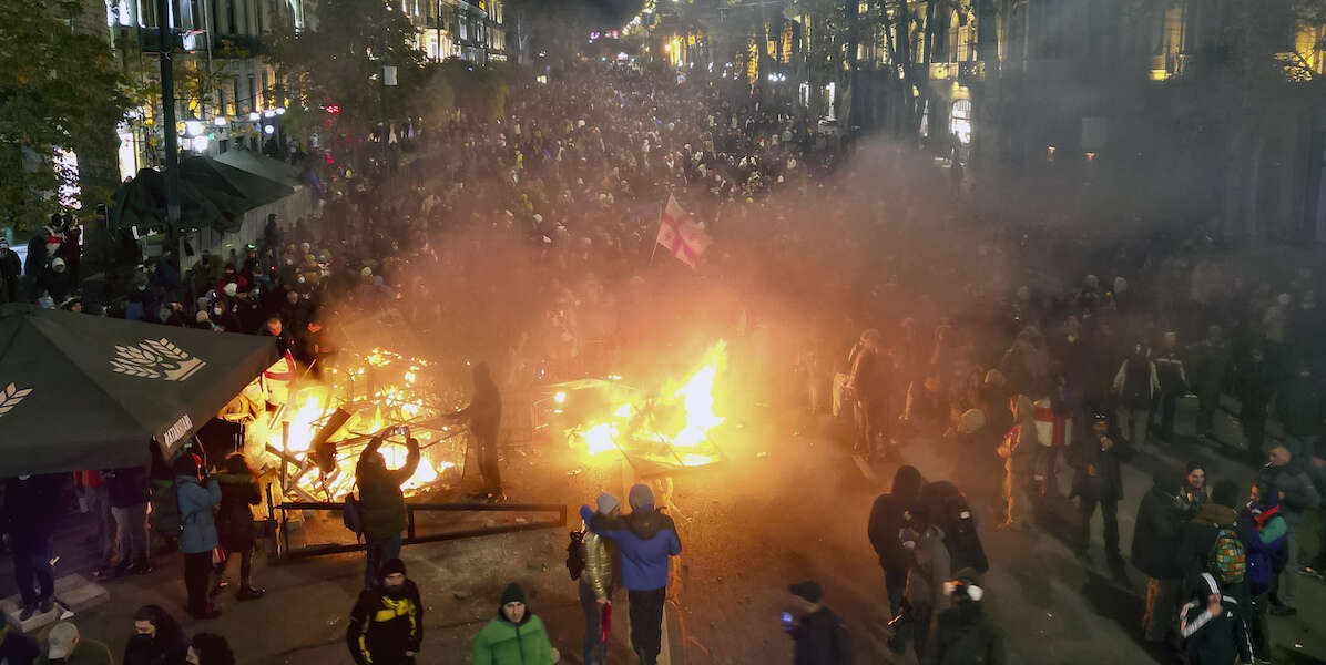 Le grandi proteste in Georgia contro la decisione del governo sull’Unione EuropeaChe è vicino alla Russia di Putin e che ha deciso di posticipare al 2028 i colloqui per l'adesione