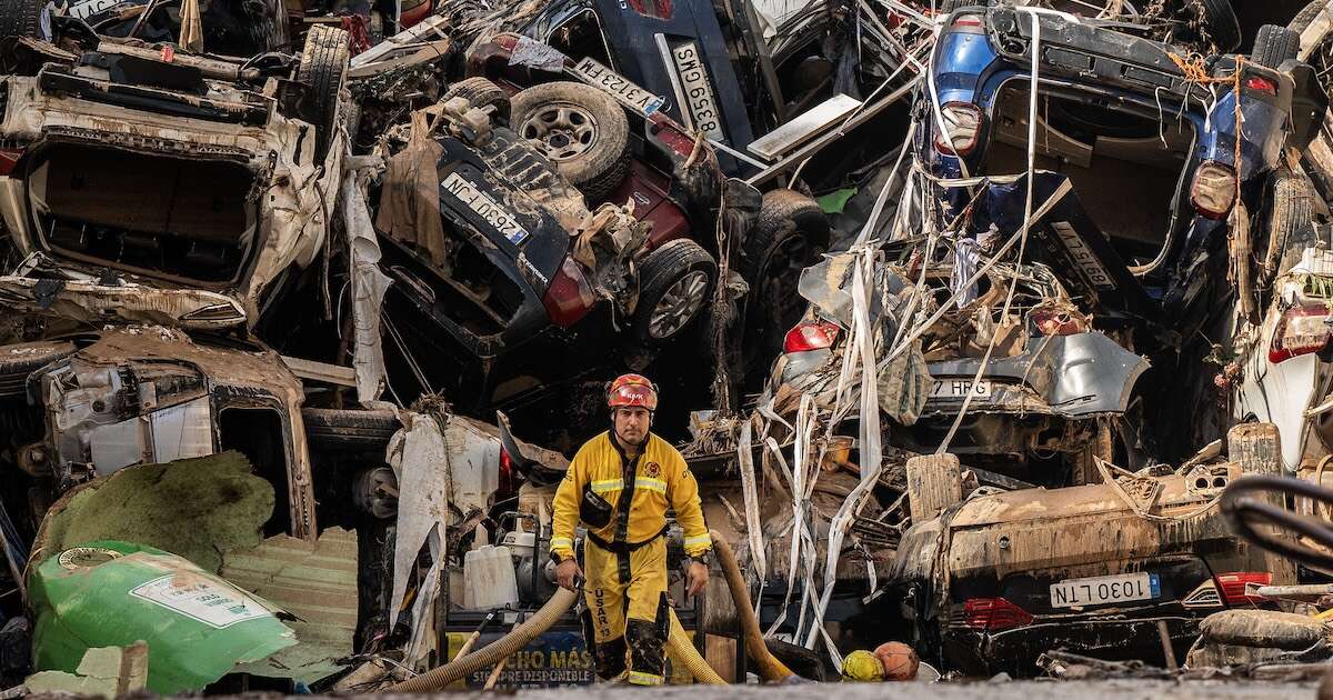 In Spagna si cercano i dispersi per l’alluvioneNelle automobili travolte e accatastate dalle inondazioni potrebbero esserci i corpi di molte persone, ma non si sa quante: le morti accertate sono 205