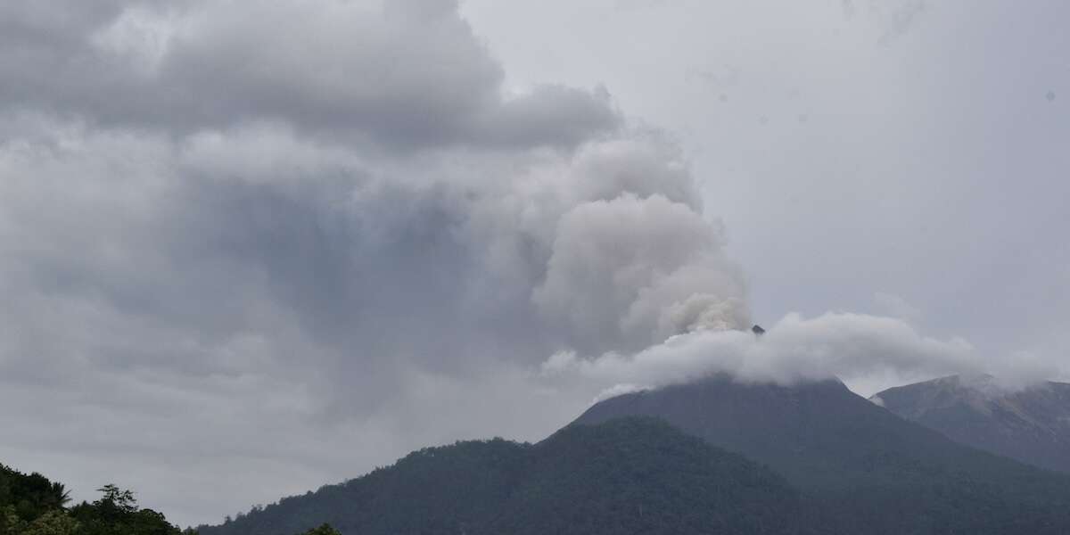 Almeno 10 persone sono morte a causa dell’eruzione di un vulcano in Indonesia