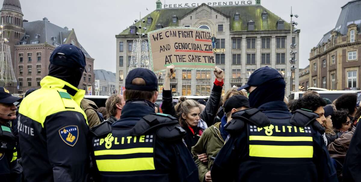 Ad Amsterdam decine di manifestanti pro Palestina sono stati arrestati, dopo il divieto di raduni per le violenze contro i tifosi israeliani del Maccabi Tel Aviv