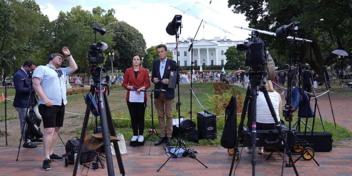 Il dibattito sul potere dei giornali dopo la vittoria di TrumpÈ sempre minore, le persone si informano altrove e considerano i media tradizionali parziali o inutili: è un problema per far funzionare la democrazia