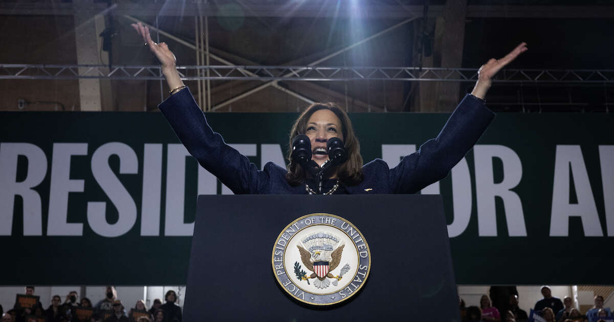 Gli ultimi comizi di Harris e Trump sono molto diversiLa vicepresidente sta adottando un messaggio positivo, mentre Trump è sempre più aggressivo e violento