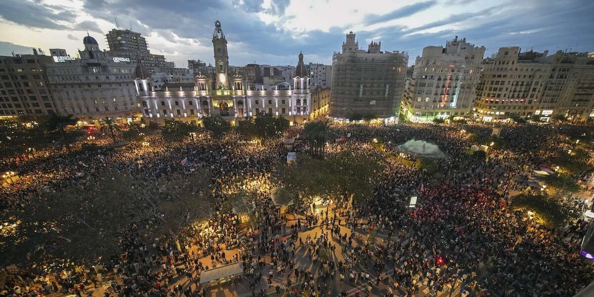 Le grandi proteste a Valencia contro la gestione dell’alluvioneMigliaia di persone hanno sfilato per il centro della città chiedendo le dimissioni dell'amministrazione locale guidata dal centrodestra